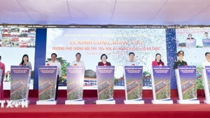Deputy Prime Minister Pham Thi Thanh Tra (centre) and officials mark the start of work on the Ba Chuc inter-level boarding school for primary and lower secondary students in An Giang province on March 19. (Photo: VNA)