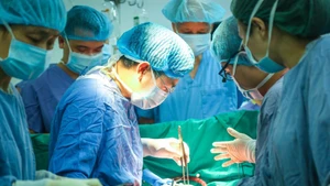 The medical team performs the domino multi-organ transplant at Viet Duc University Hospital on March 13, 2026. (Photo: VNA) 