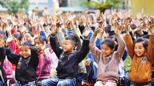 Schoolchildren in a mountainous area respond enthusiastically to the “knowledge bus”. (Photo: Minh Nguyen)