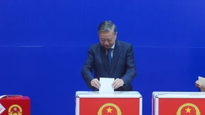 General Secretary To Lam casts his ballot at a polling station in Ba Dinh Ward. (Photo: Dang Khoa)