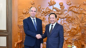 Politburo member and Chairman of the Communist Party of Viet Nam (CPV) Central Committee’s Commission for Information, Education and Mass Mobilisation Trinh Van Quyet and Cuban Ambassador Rogelio Polanco Fuentes in Ha Noi on March 19. (Photo: Thuy Nguyen)