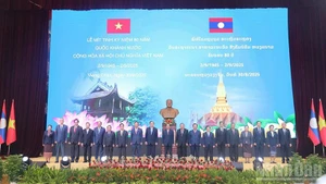 Leaders and former senior leaders of the Lao Party and State pose for a group photo with Vietnamese Ambassador to Laos Nguyen Minh Tam at the event. (Photo: Hai Tien)