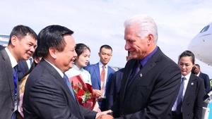 First Secretary of the Communist Party of Cuba Central Committee and President of Cuba Miguel Díaz-Canel Bermúdez is welcomed at the airport by Politburo member, Chairman of the Central Theoretical Council and President of the Ho Chi Minh National Academy of Politics Nguyen Xuan Thang. (Photo: VNA)