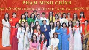 PM Pham Minh Chinh and representatives of the Vietnamese community in China. (Photo: NDO)