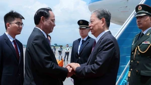 NA Vice Chairman Tran Quang Phuong (L) welcomes Chairman of the Standing Committee of the National People’s Congress (NPC) of China Zhao Leji at the airport. (Photo: VNA)