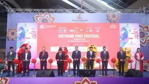 Vietnamese Ambassador to Singapore Tran Phuoc Anh and delegates cut the ribbon to open the Viet Nam Pho Festival 2025 in Singapore. (Photo: VNA) 