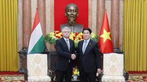 Vietnamese President Luong Cuong (R) and Speaker of the Hungarian National Assembly Kover Laszlo meet in Ha Noi on October 20. (VNA)