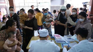 People are vaccinated at a health facility in Cai Rang Commune.