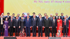 General Secretary To Lam with current and former Party and State leaders and delegates at the meeting.