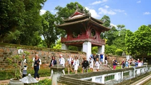 Foreign visitors at the Temple of Literature.