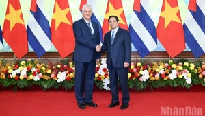 Prime Minister Pham Minh Chinh welcomes First Secretary of the Communist Party of Cuba Central Committee and President of Cuba Miguel Díaz-Canel Bermúdez. (Photo: NDO)