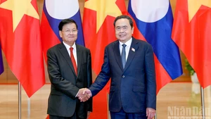 Vietnamese NA Chairman Tran Thanh Man shakes hands with Party General Secretary and President of Laos Thongloun Sisoulith. (Photo: NDO)