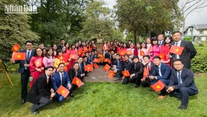 The Vietnamese Embassy in France held a ceremony to lay flowers at the statue of President Ho Chi Minh in Montreau Park on the outskirts of Paris. (Photo: Minh Duy)