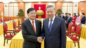 General Secretary To Lam meets with Lao General Secretary and President Thongloun Sisoulith. (Photo: NDO)