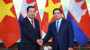 Prime Minister Pham Minh Chinh (R) and President of the Cambodian People's Party (CPP) and President of the Cambodian Senate Hun Sen in Ha Noi on September 2. (Photo: VNA) 