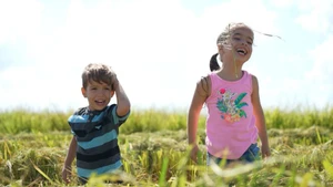 Cuban children play on a rice field in Cuba (Photo: VNA)