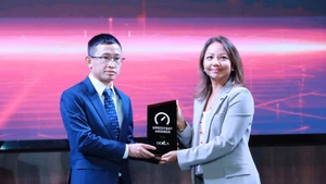 Susila Johnston, a representative of Ookla, presents the award to Star Telecom (Unitel). (Photo: VNA)