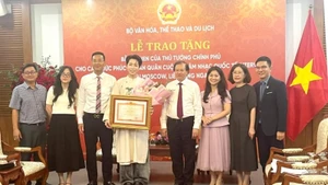 Singer Nguyen Duc Phuc receives the Prime Minister's certificate of merit.
