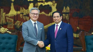 Prime Minister Pham Minh Chinh (R) receives Lao Minister of Foreign Affairs Thongsavanh Phomvihane in Ha Noi on December 18, 2025. (Photo: VNA) 