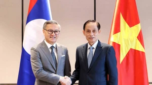 Vietnamese Foreign Minister Le Hoai Trung (R) and his Lao counterpart Thongsavanh Phomvihane at the 12th Viet Nam–Laos political consultation at the foreign ministerial level in Ha Noi on December 18, 2025 (Photo: VNA)