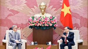 National Assembly Chairman Tran Thanh Man (R) and Lao Minister of Foreign Affairs Thongsavanh Phomvihane in Ha Noi on December 18. (Photo: VNA) 