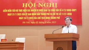 Ha Noi Vice Chairman Truong Viet Dung speaks at the conference.