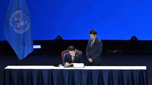 Minister of Public Security Luong Tam Quang signs the United Nations Convention against Cybercrime. (Photo: Thuy Nguyen)