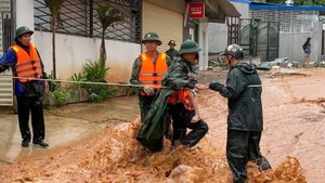 People are evacuated from the disaster-hit areas. (Photo: VGP)