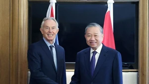 General Secretary of the Communist Party of Viet Nam (CPV) Central Committee To Lam (right) and former British Prime Minister Tony Blair at their meeting in London on October 30. (Photo: VNA)