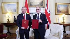 General Secretary of the Communist Party of Viet Nam Central Committee To Lam and UK Prime Minister Keir Starmer exchange the joint statement announcing the elevation of Viet Nam–UK relations to a Comprehensive Strategic Partnership. (Photo: VNA)
