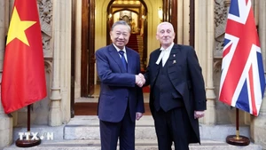General Secretary of the Communist Party of Viet Nam (CPV) Central Committee To Lam (L) meets with Speaker of the UK House of Commons Lindsay Hoyle (Photo: VNA)