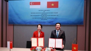 The signing ceremony of the MOC on rice trade between Viet Nam and Singapore on October 30.