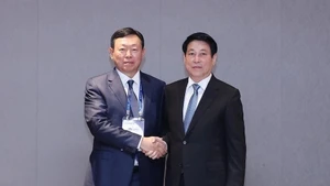 State President Luong Cuong and Chairman of Lotte Group Shin Dong-bin (Photo: VNA)
