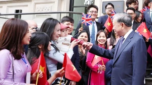 Representatives of the Vietnamese community in the UK bid farewell to Party General Secretary To Lam and his spouse. (Photo: VNA)