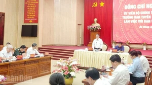Politburo member Nguyen Trong Nghia speaks at the meeting with leaders of An Giang Province.