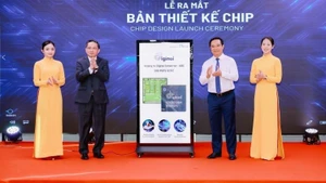 Ho Chi Minh City Chairman Nguyen Van Duoc and CT Group Chairman Tran Kim Chung at the launch ceremony for the Vietnamese-designed IoT chip.