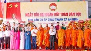 NA Chairman Tran Thanh Man and other participants in the Great National Solidarity Festival in Chau Thanh hamlet, Can Tho's An Ninh commune, on November 9 (Photo: VNA) 