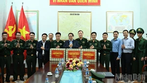 Prime Minister Pham Minh Chinh presents gifts to soldiers of the Yen Khuong Border Station.(Photo: Tran Hai)