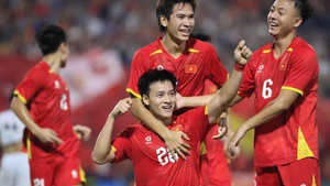 Vietnamese players celebrate after scoring the goal.