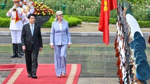 State President Luong Cuong and Governor-General of Australia Sam Mostyn review the Guard of Honour of the Viet Nam People’s Army at the welcome ceremony in Ha Noi on September 10, 2025. (Photo: NDO)