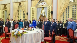 State President Luong Cuong, his spouse, together with Australian Governor-General Sam Mostyn and her spouse and delegates take part in a flag-saluting ceremony at the banquet. (Photo: Thuy Nguyen)