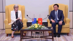 Prof. Dr. Nguyen Xuan Thang (R), Politburo member, President of the Ho Chi Minh National Academy of Politics (HCMA), and Chairman of the Central Theory Council meets with Australian Governor-General Sam Mostyn in Ha Noi on September 10. (Photo: VNA)