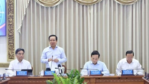 Ho Chi Minh City Chairman Nguyen Van Duoc speaks at the conference.