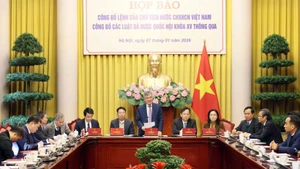 The January 7 press conference to announce the State President’s orders promulgating 12 laws adopted at the 10th session of the 15th National Assembly (Photo: VNA) 