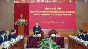 Party General Secretary To Lam holds a working session with the Party Central Committee's Commission for Policies and Strategies on January 7. (Photo: Dang Khoa)