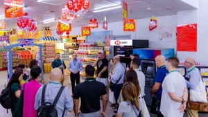 The Australian agrifood business delegation visits a supermarket in Viet Nam.