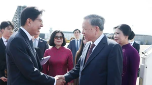 In pictures: General Secretary To Lam arrives in Busan