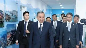 Party General Secretary To Lam visits Dongwon Global Terminal Busan in Busan. (Photo: VNA) 