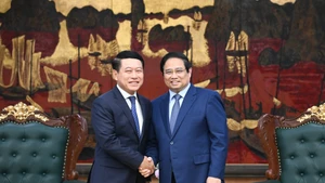 Prime Minister Pham Minh Chinh (R) receives Saleumxay Kommasith, Politburo member, Deputy Prime Minister and head of the Lao People’s Revolutionary Party (LPRP) Central Committee’s Commission for State-owned Enterprise (SOE) Reform. (Photo: Tran Hai)
