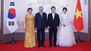 President Lee Jae Myung of the Republic of Korea and his spouse pose for a photo with Party General Secretary To Lam and his spouse. (Photo: VNA)